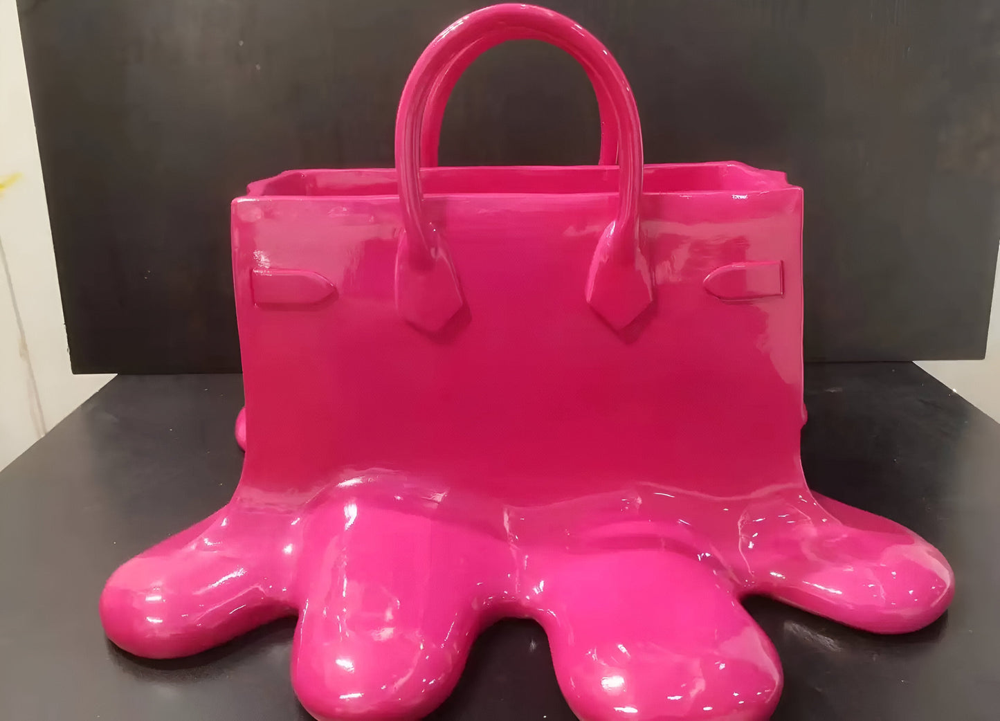 Frendorf | LuxuPurse Vasen - Stilvolle Blumentaschenvase aus Harz