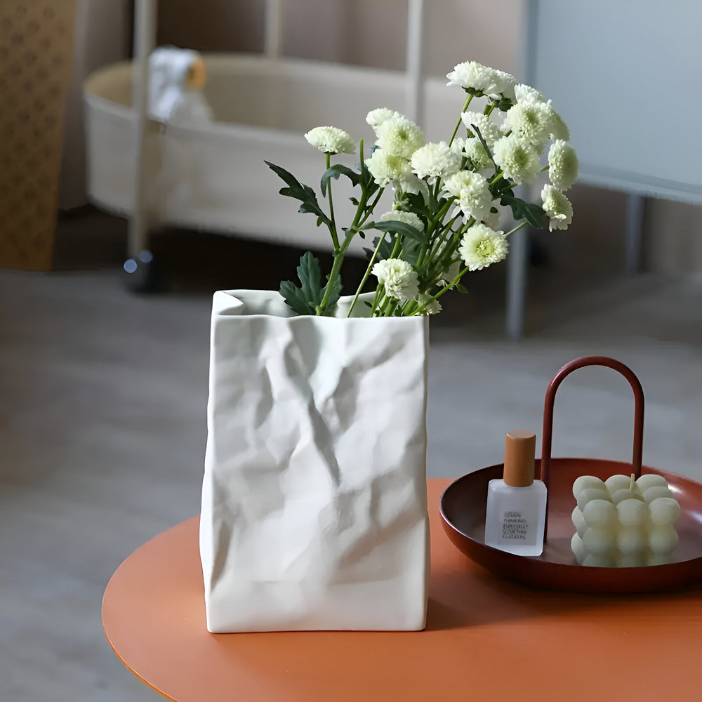Frendorf | Moderne Keramikvase im Papierbeutel-Look – Stilvolle Dekoration für zeitgemäße Wohnräume