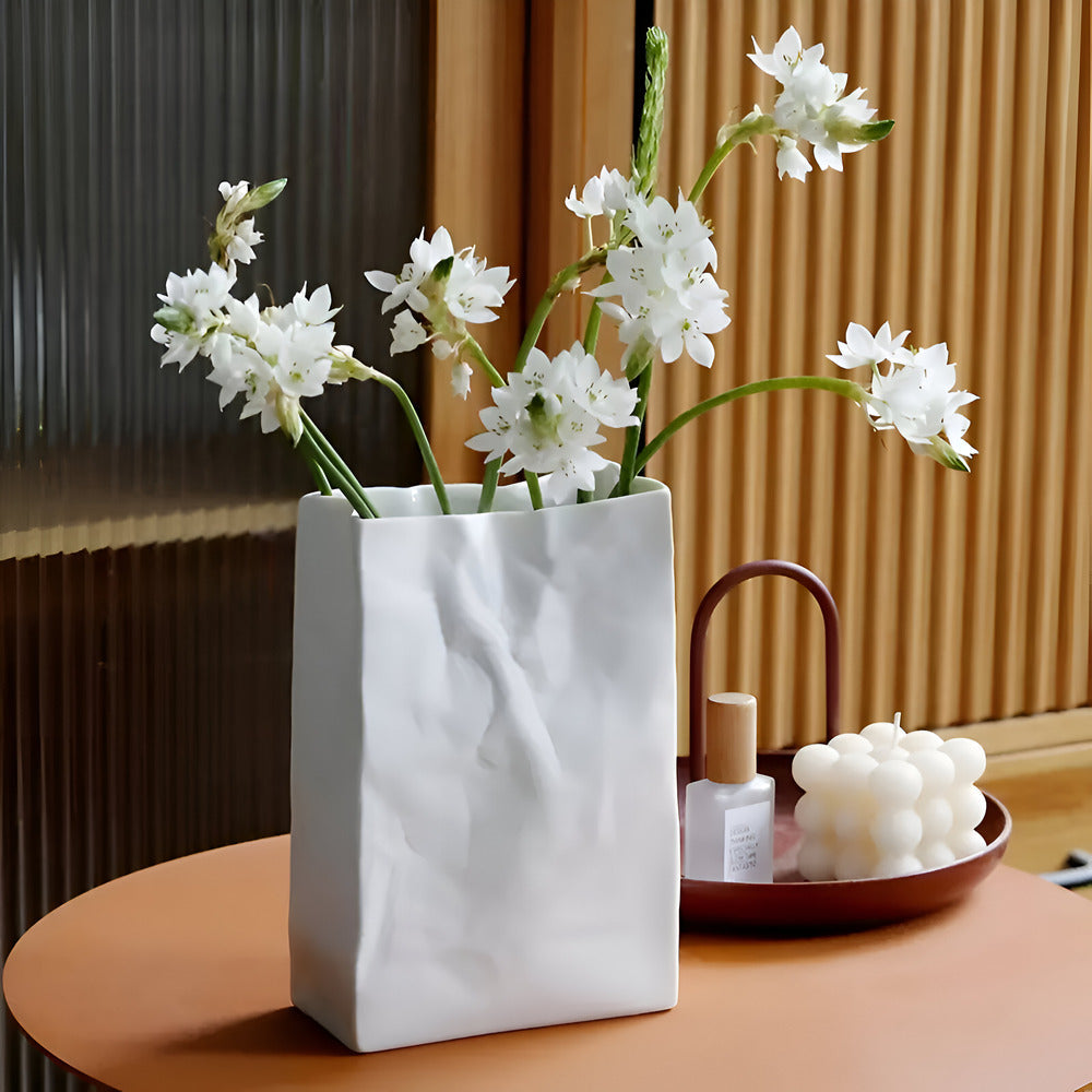 Frendorf | Moderne Keramikvase im Papierbeutel-Look – Stilvolle Dekoration für zeitgemäße Wohnräume