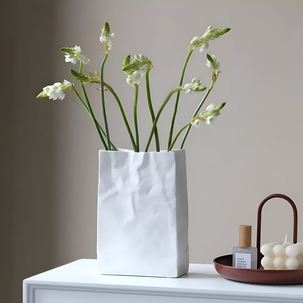 Frendorf | Moderne Keramikvase im Papierbeutel-Look – Stilvolle Dekoration für zeitgemäße Wohnräume
