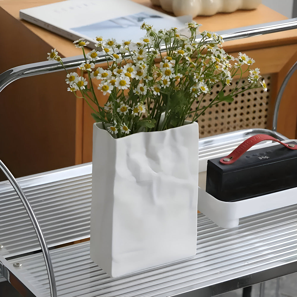 Frendorf | Moderne Keramikvase im Papierbeutel-Look – Stilvolle Dekoration für zeitgemäße Wohnräume