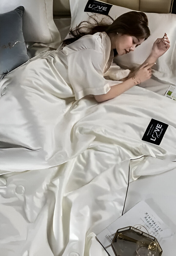 SilkyLux Bettdecke - Weiche & Atmungsaktive Satin Seiden Bettwäsche für Ganzjährigen Komfort