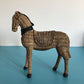 Pferdeharzstatue Rattan-Webmuster Simulation Tier Moderne Kunst Dekoration Studien Fernsehtisch Weinschrank Skulptur Handwerk