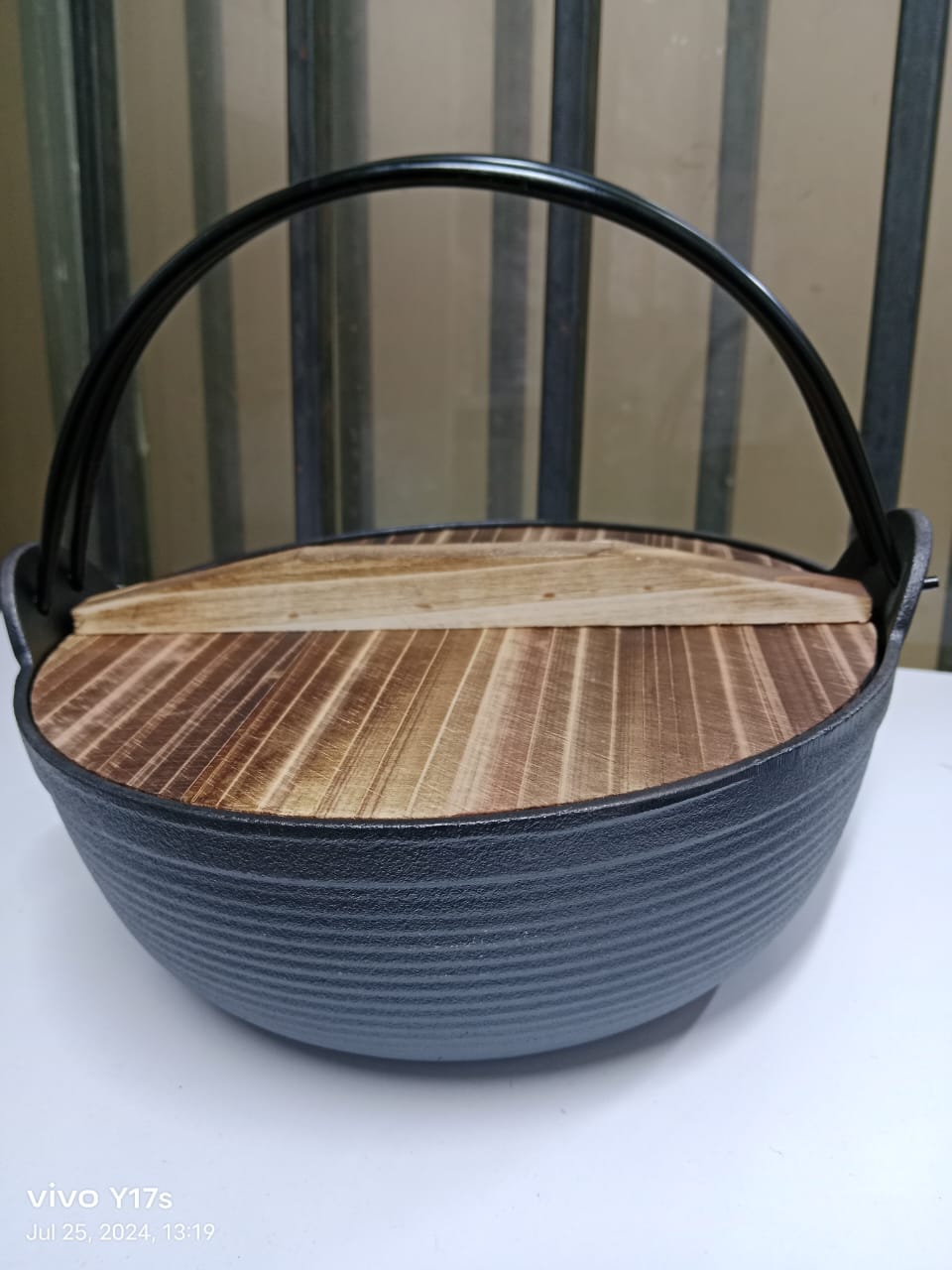 Vorgewürzter reiner Gusseisen-Wok mit flachem Boden und Holzdeckel