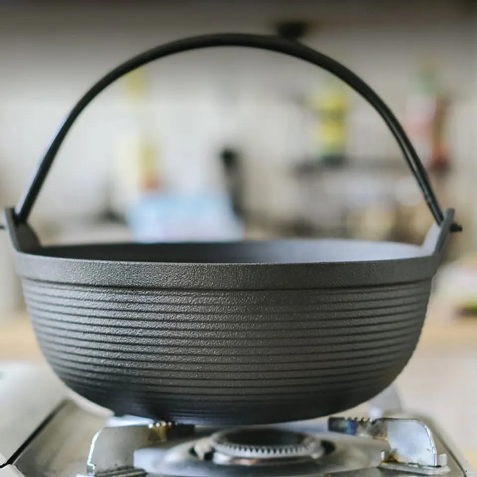 Vorgewürzter reiner Gusseisen-Wok mit flachem Boden und Holzdeckel