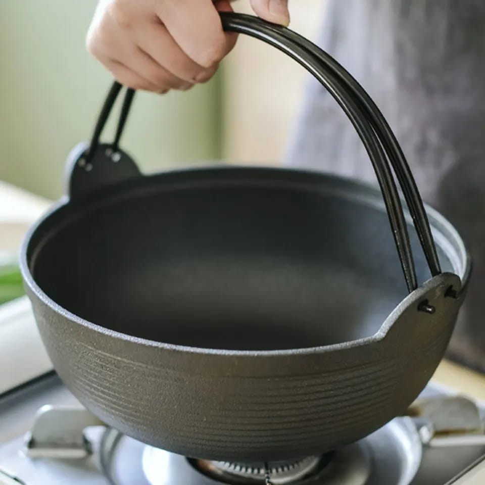 Vorgewürzter reiner Gusseisen-Wok mit flachem Boden und Holzdeckel