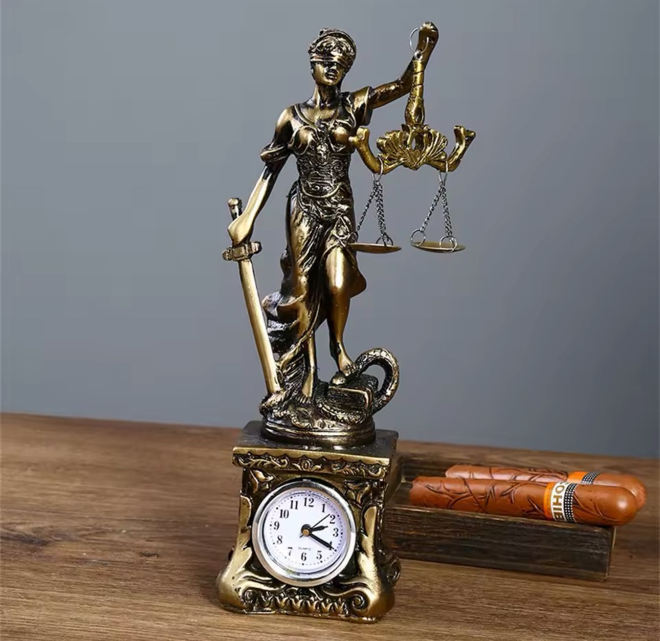 Frendorf | Statue mit Uhren Dekor