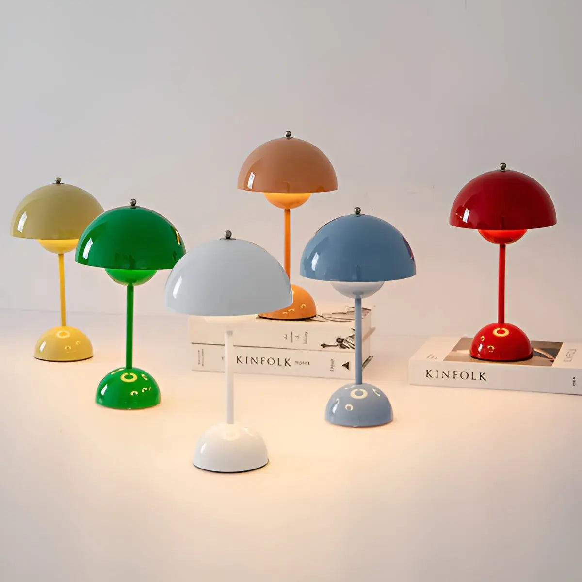 Leger Lampe im skandinavischen Stil als pilzlampe beige oder tischleuchte in Rot und Grau