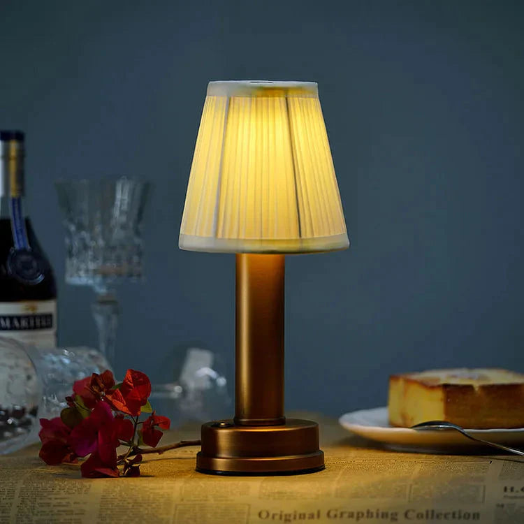 Kabellose Led-Tischlampe Aus Metall Mit Seide