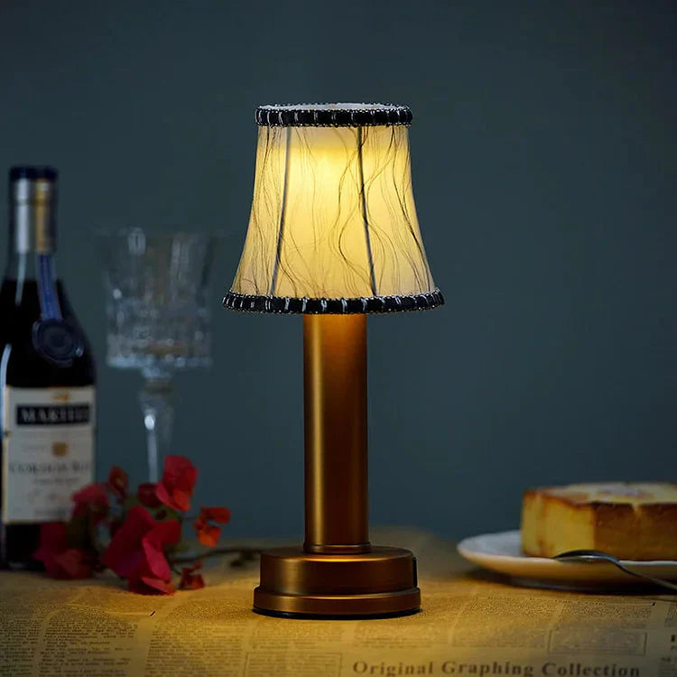 Kabellose Led-Tischlampe Aus Metall Mit Seide