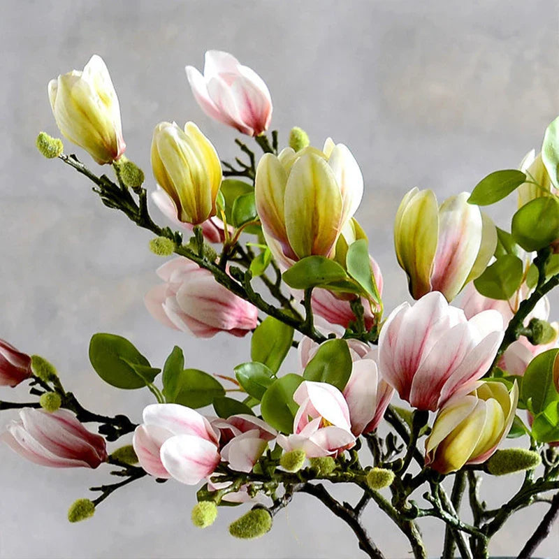Lebensechte künstliche Magnolienzweige