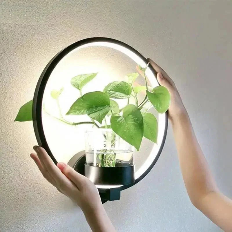 Moderne Wandlampe mit Pflanzenhalter – Stimmungslicht für eine grüne Note