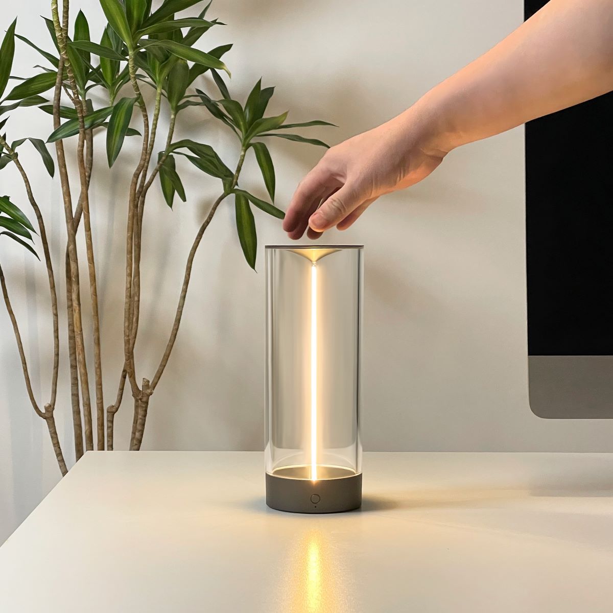 GlowBright | Tragbare LED-Lampe mit Kabellosem Design