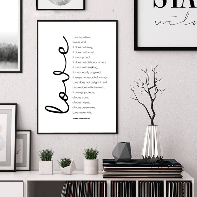 Wandkunst mit Bibelversen zum Thema Liebe und Glaube