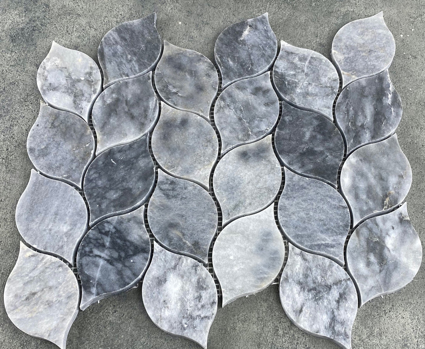 Luna Sky Marmor Blatt auf 12" x 12" Netzmosaikfliese - Belair Kollektion
