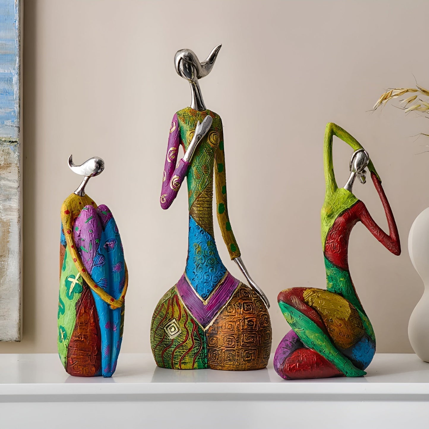 Frendorf | SculptaLume – Elegante Harzstatue für stilvolle Wohnkultur