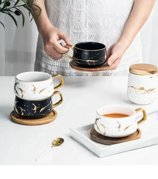 Marmormuster Kaffeetasse mit Goldverzierung