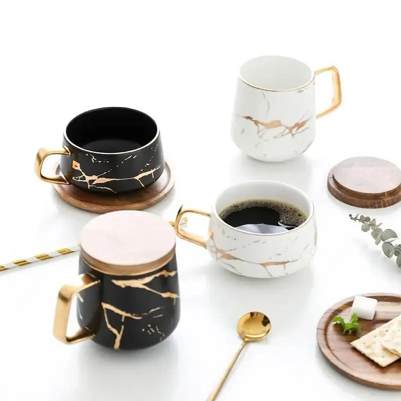 Marmormuster Kaffeetasse mit Goldverzierung