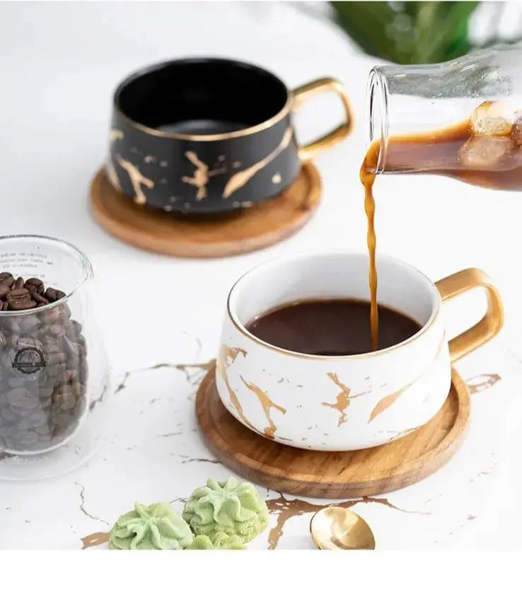 Marmormuster Kaffeetasse mit Goldverzierung