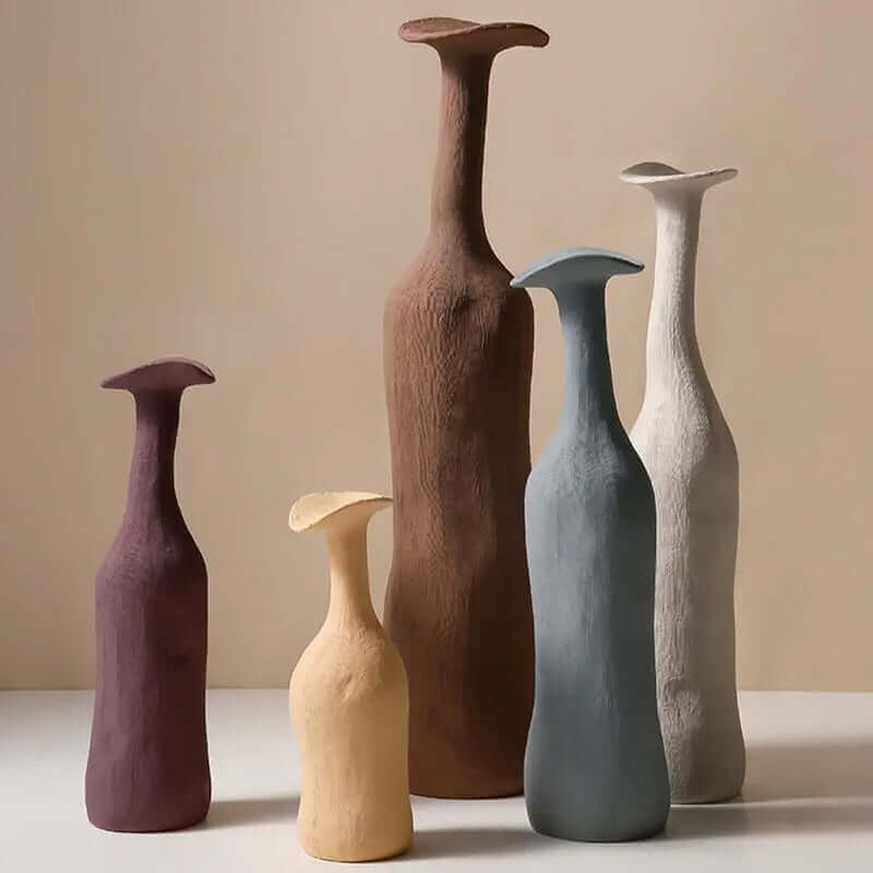 Minimalistische Morandi-farbige Vasen