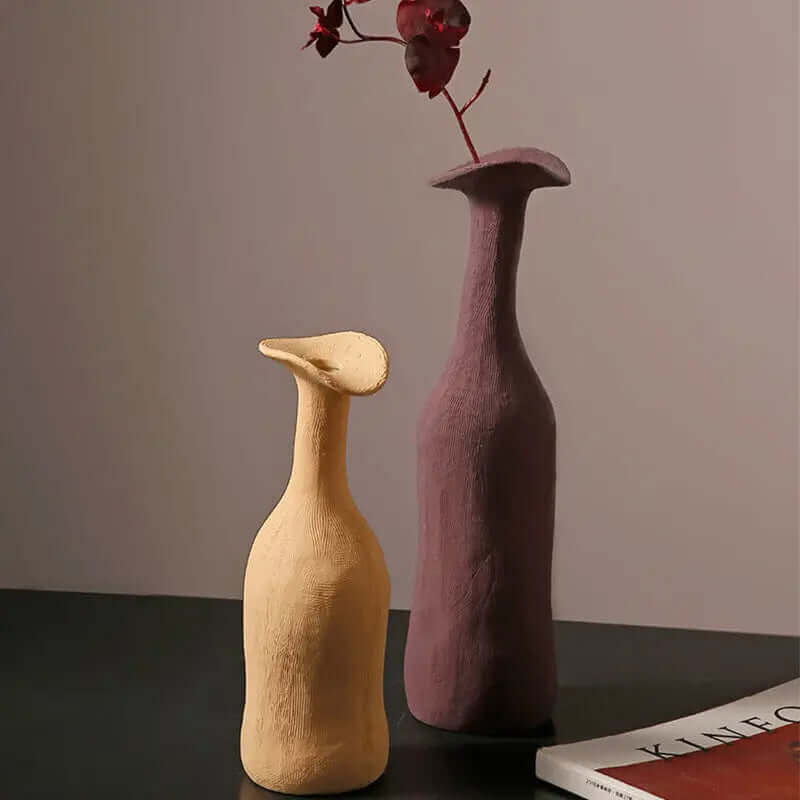 Minimalistische Morandi-farbige Vasen