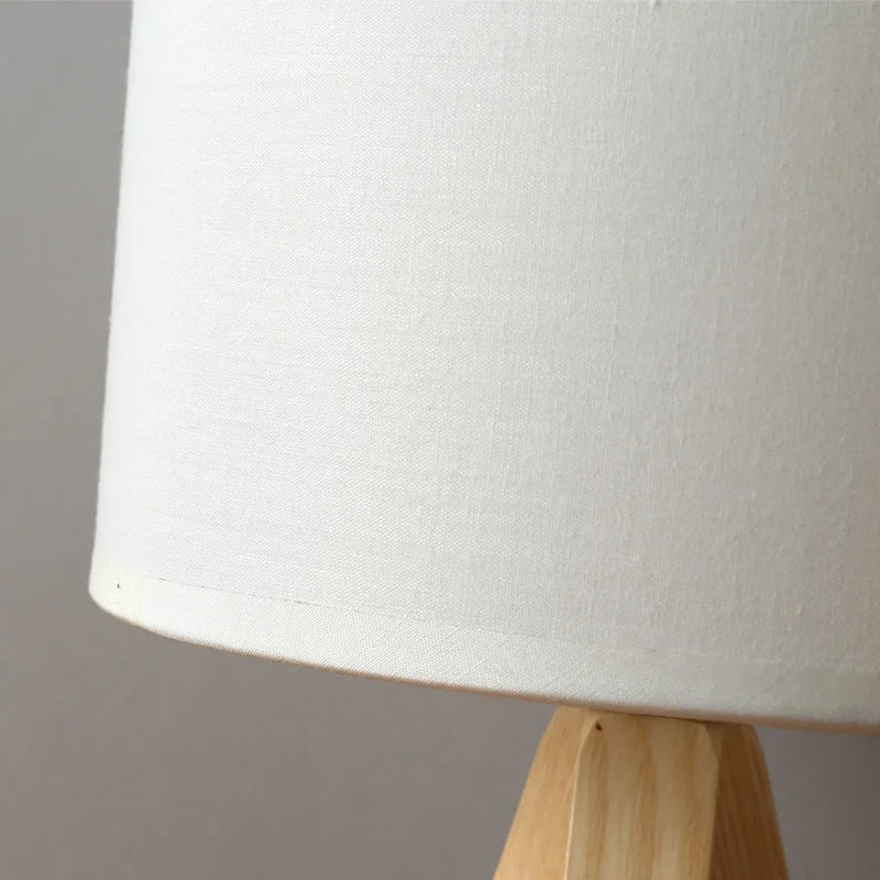 EcoLight – Tischlampe aus Holz mit modernem Design