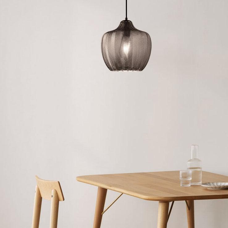 Frendorf | LuxeWave Nordic Glas-Pendelleuchte | Wellenstruktur | 1-Licht Barrel Design | Rauchgrau & Cognac Optionen