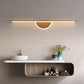Moderne Wandlampe aus Holzbogen