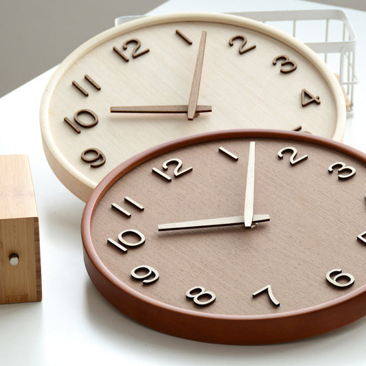 Analoge Holzwanduhr rund für das Zuhause