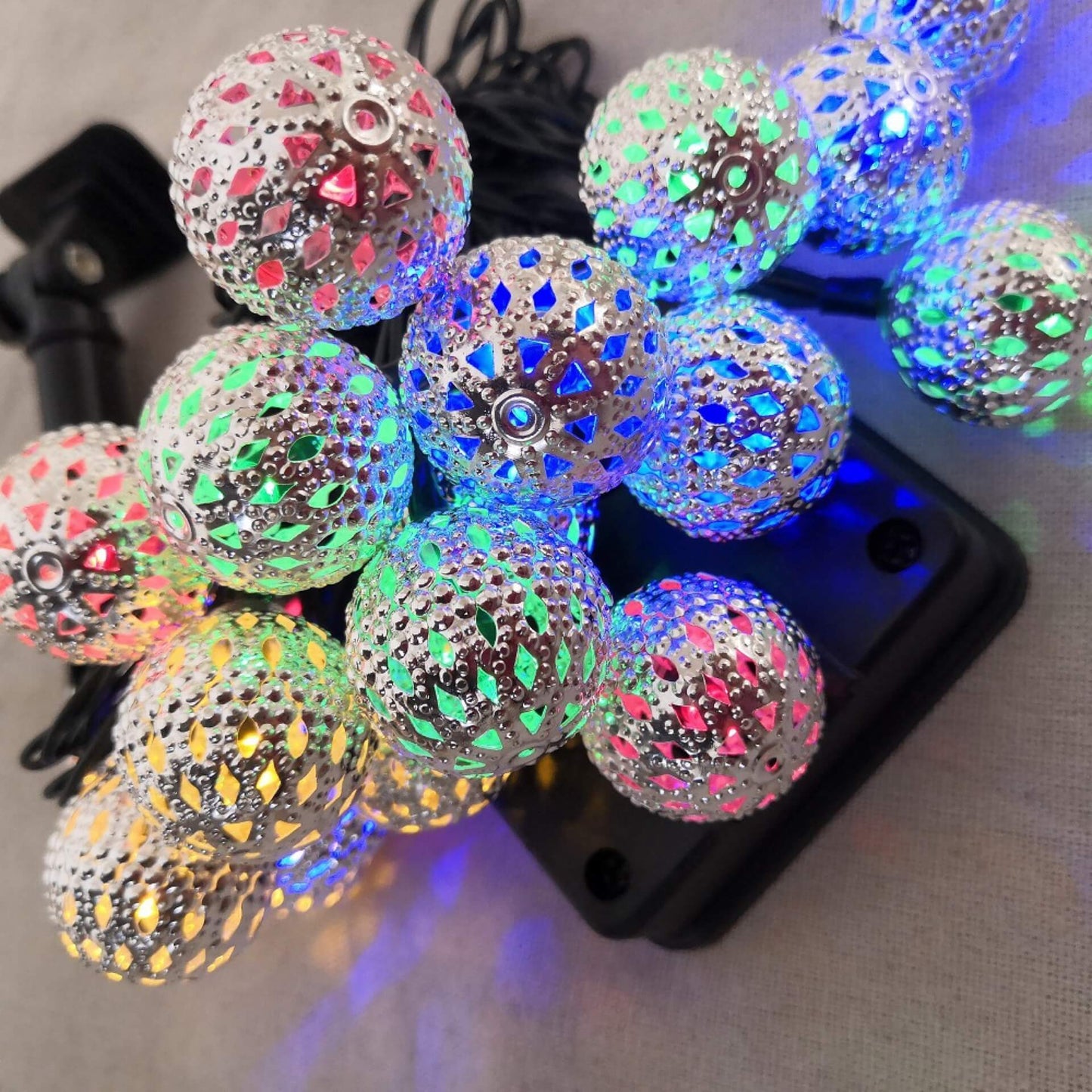 Solar-Lichterkette Marokkanische Kugel Bunte LED Weihnachtslichter Eisenkugeln Dekoration Außen Lichterkette