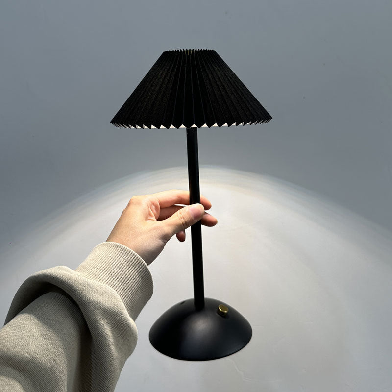 Frendorf | GlowVibe Skandi LED Tischlampe | Wiederaufladbar | Stoffschirm mit Falten | Kabellos | Stimmungslicht | Nachttischlampe