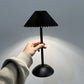 Zeitgenössische skandinavische wiederaufladbare Eisenstoff konische plissierte LED-Tischlampe für Nachttisch