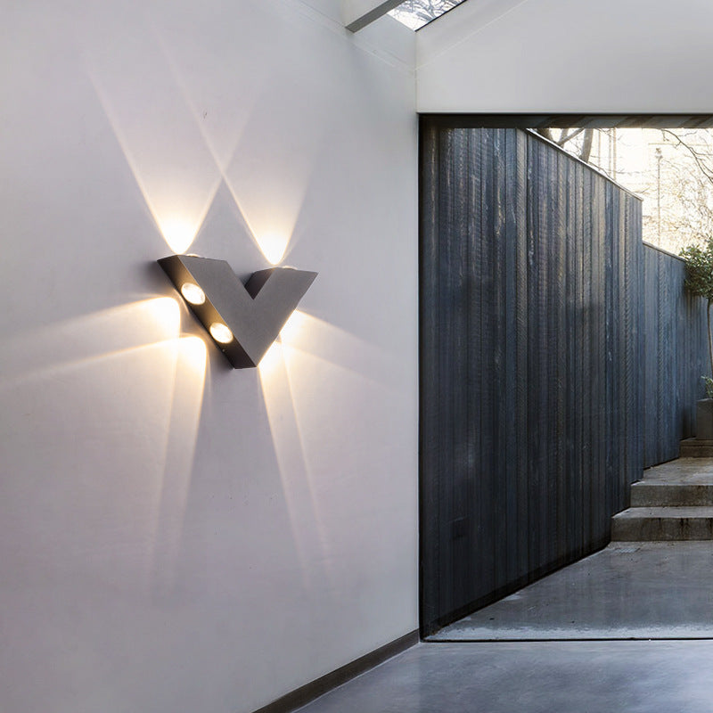 Frendorf | AureVee LED Wandleuchte V-Dreieck | Aluminium & Glas | Minimalistisches Gartenlicht