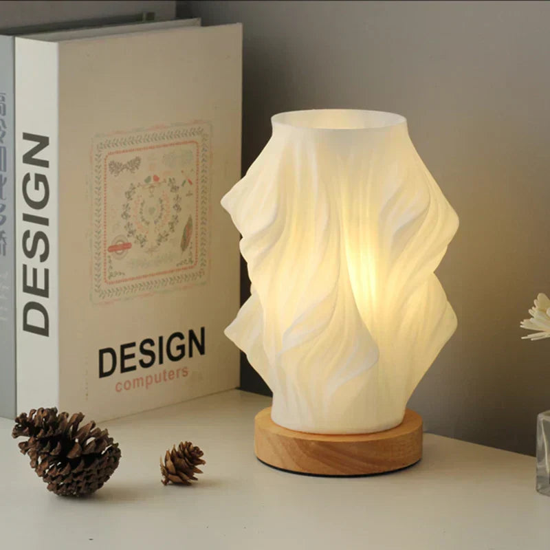 Frendorf | VelaLume - Zuverlässige Tischlampe mit gewelltem Schirmdesign