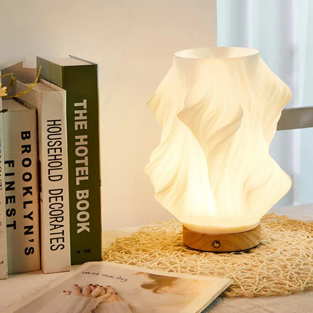 Frendorf | VelaLume - Zuverlässige Tischlampe mit gewelltem Schirmdesign