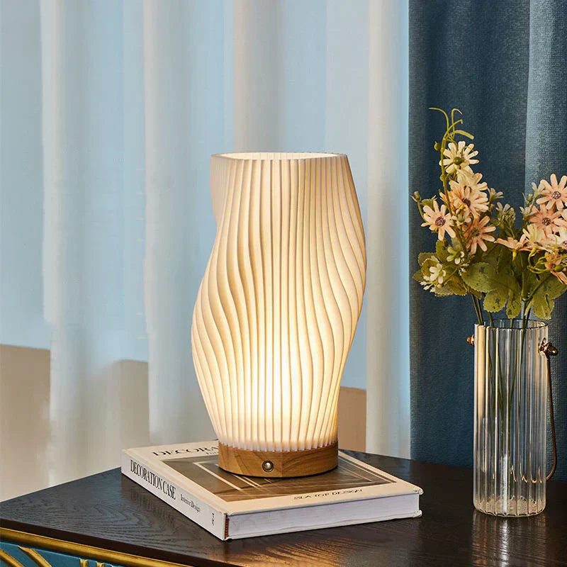 Frendorf | VelaLume - Zuverlässige Tischlampe mit gewelltem Schirmdesign