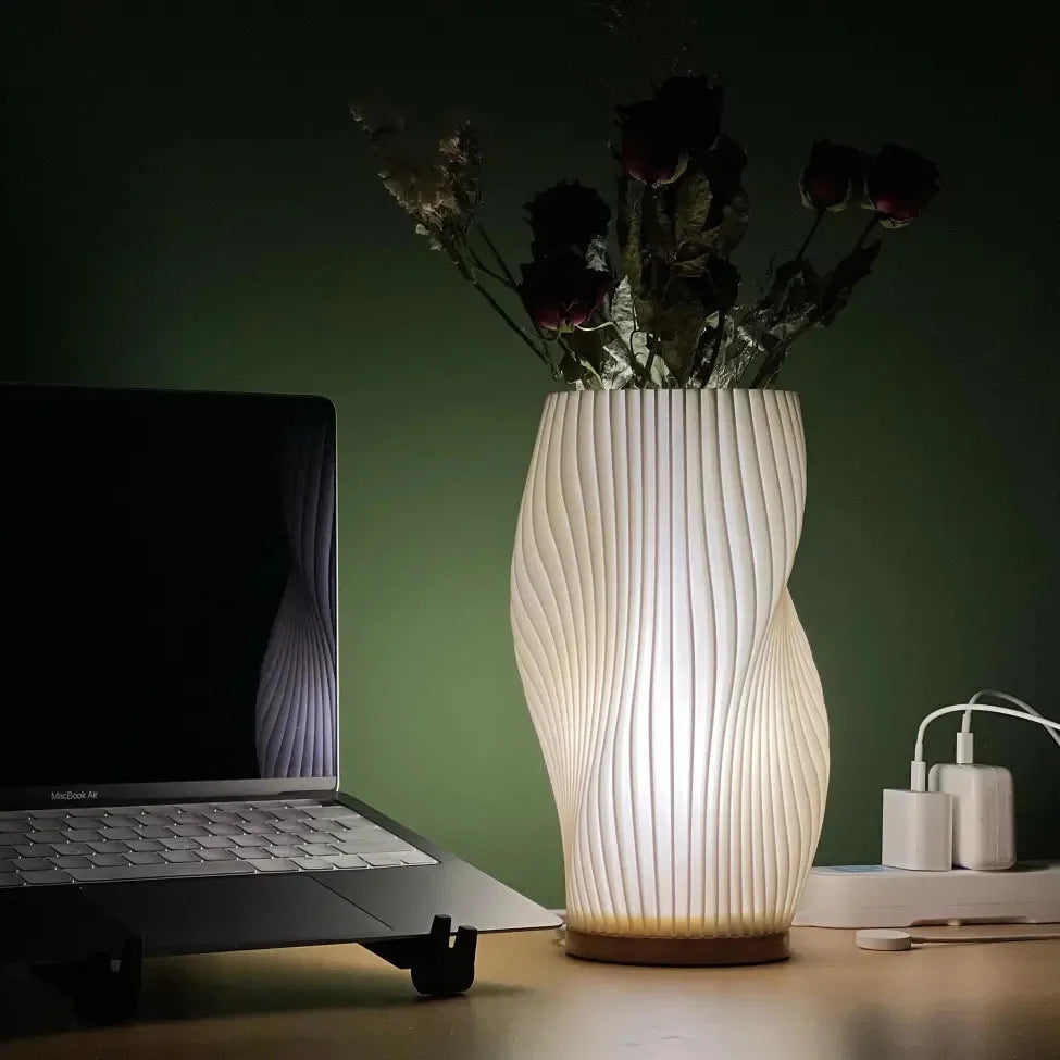 Frendorf | VelaLume - Zuverlässige Tischlampe mit gewelltem Schirmdesign