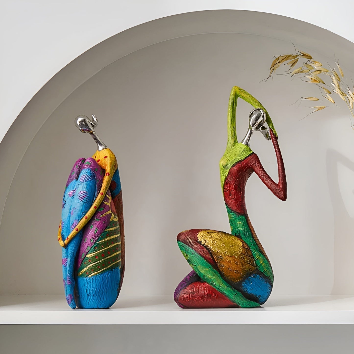 Frendorf | SculptaLume – Elegante Harzstatue für stilvolle Wohnkultur