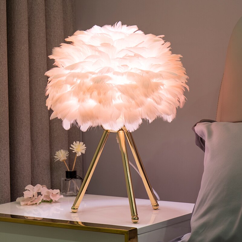 Romantische Feder Tischlampe Moderne Nachttischlampe Wohnzimmer Kaffeehaus Dekoration Hochzeit Weihnachtsgeschenk Straußfeder Licht