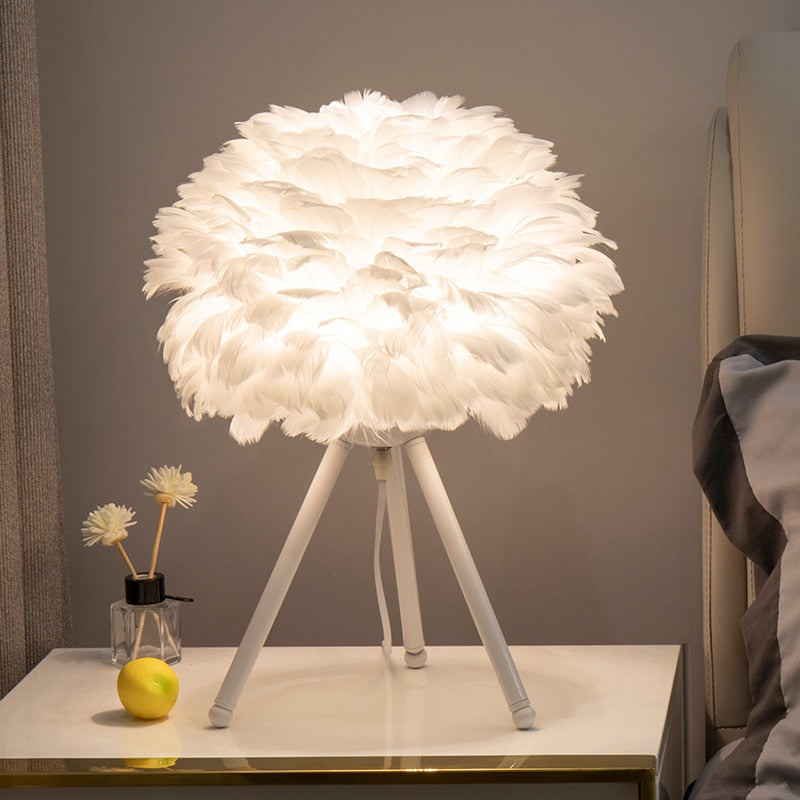 Romantische Feder Tischlampe Moderne Nachttischlampe Wohnzimmer Kaffeehaus Dekoration Hochzeit Weihnachtsgeschenk Straußfeder Licht