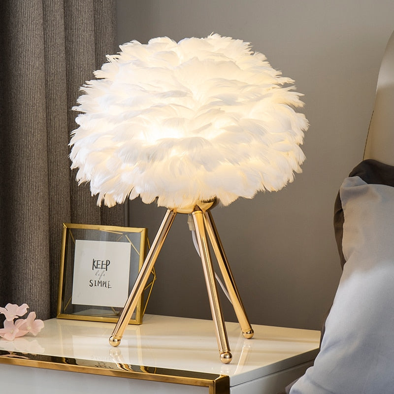 Romantische Feder Tischlampe Moderne Nachttischlampe Wohnzimmer Kaffeehaus Dekoration Hochzeit Weihnachtsgeschenk Straußfeder Licht
