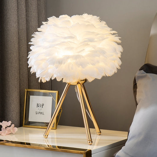 Romantische Feder Tischlampe Moderne Nachttischlampe Wohnzimmer Kaffeehaus Dekoration Hochzeit Weihnachtsgeschenk Straußfeder Licht