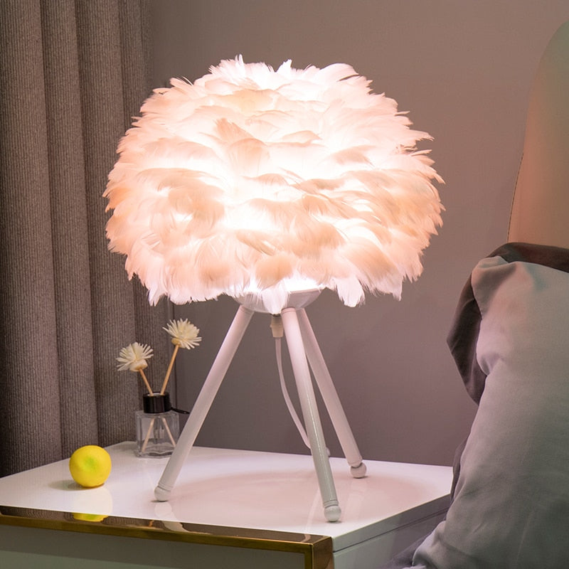 Romantische Feder Tischlampe Moderne Nachttischlampe Wohnzimmer Kaffeehaus Dekoration Hochzeit Weihnachtsgeschenk Straußfeder Licht