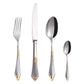 Elegantes Besteckset im goldenen Design