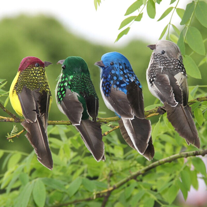 Lebensechte gefiederte Vögel für die Außendekoration
