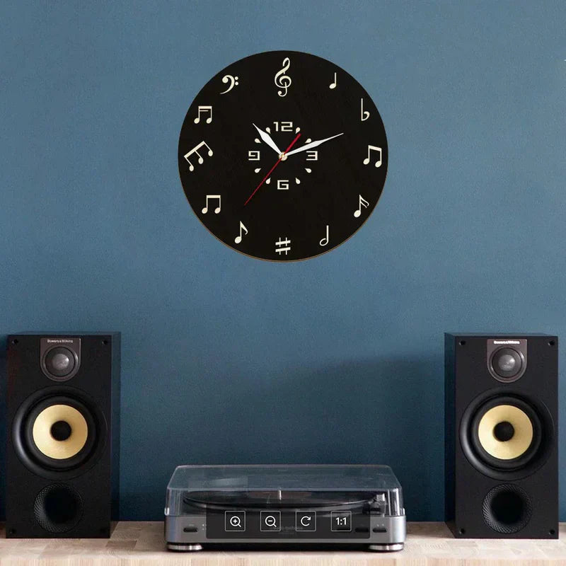 Frendorf | NoteRhythm Künstlerische Wanduhr – Design mit musikalischen Noten für moderne Interieurs