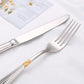Elegantes Besteckset im goldenen Design