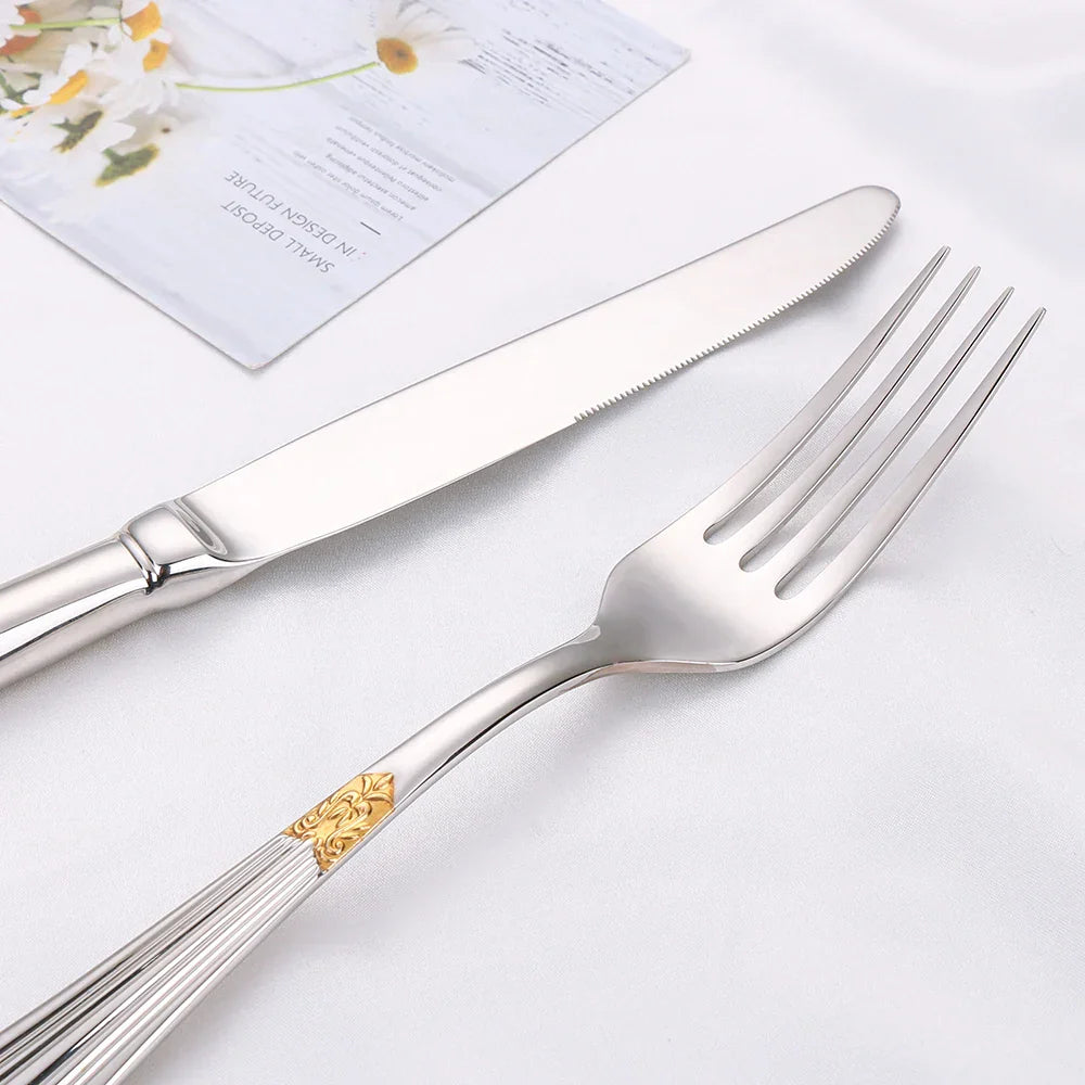 Elegantes Besteckset im goldenen Design
