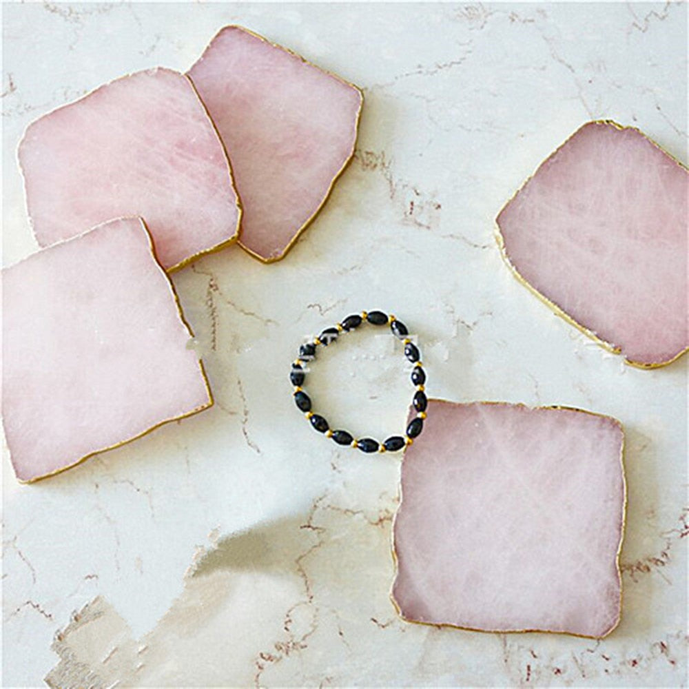 Frendorf | GemLuxe Rosenquarz Untersetzer | Natürliche Kristallplatte in Sechseckform | Elegantes Wohnaccessoire mit Goldrand