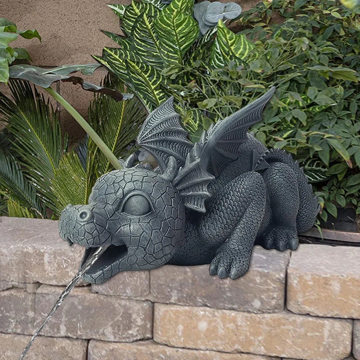 Wasserspeiender Drachenstatue aus Harz Wetterfeste Realistische Wassersprühszenen Harz Gartendekoration